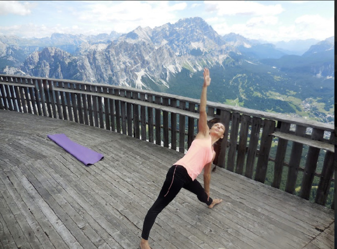 Yoga a 2.475 metri, gli appuntamenti unici a Capanna Ra Valles
