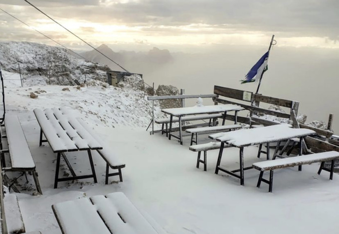 La neve in Marmolada riporta l’inverno sulle Dolomiti (a fine luglio)