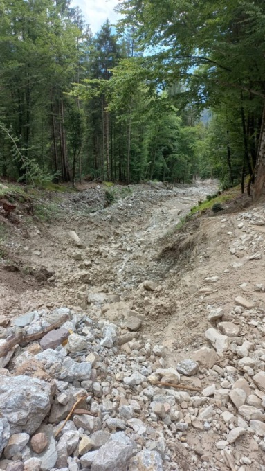 Frana sulla strada di Pian dei Buoi, famiglia resta bloccata dal maltempo