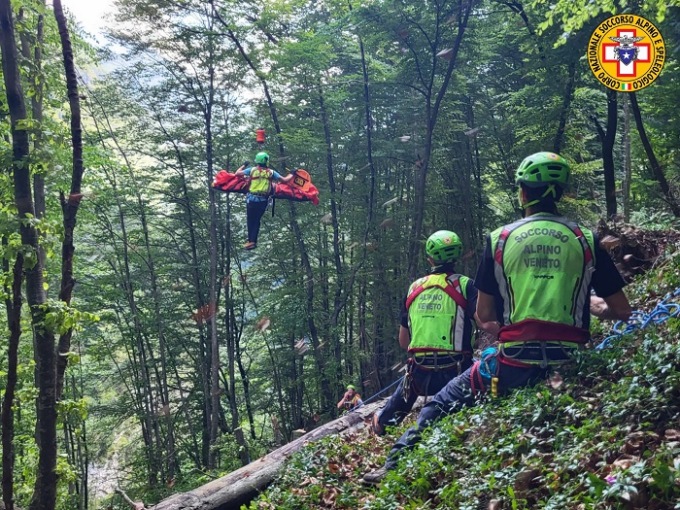 Scivola in un dirupo a Lamon e si aggrappa a un albero fino all’arrivo dei soccorsi