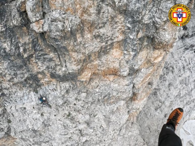 Un parapendio precipita in Alpago, ma l’elicottero del Soccorso alpino vola anche a Cortina e in Comelico