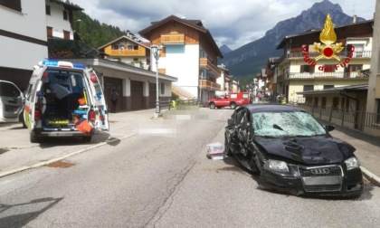 Auto travolge quattro pedoni: morto un bimbo, il papà e la nonna