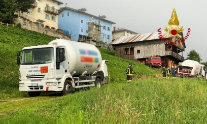 Autocisterna bloccata in Comelico, 7mila litri di gas da travasare