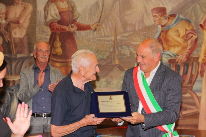 In ferie ad Alleghe per quasi 60 anni, turista trevigiano riceve il Premio fedeltà