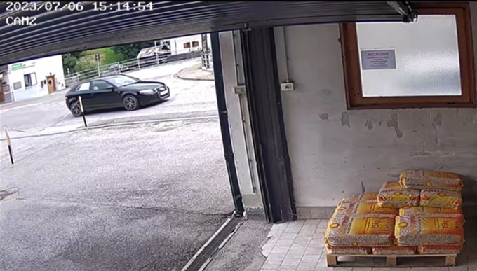 Famiglia travolta in Cadore, il video dell’Audi che sfreccia prima della tragedia: l’ipotesi dell’investimento volontario