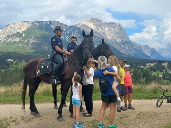 Dolomiti di Cortina pattugliate da carabinieri forestali a cavallo