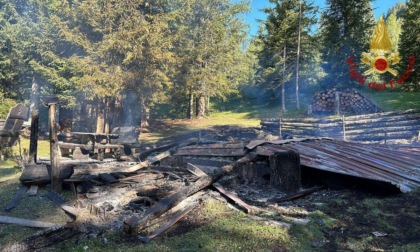 Alleghe, baita distrutta dalla fiamme nei boschi sopra Pezzè