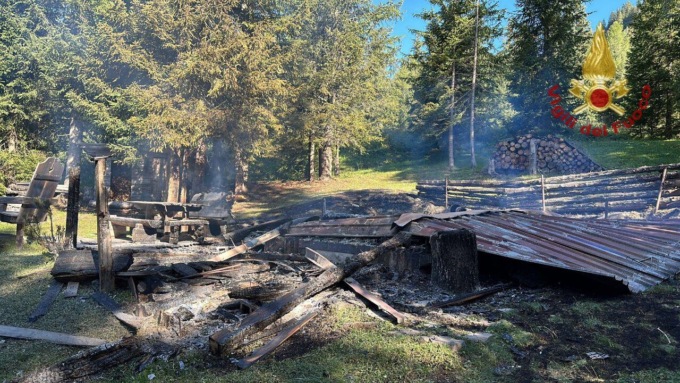 Alleghe, baita distrutta dalla fiamme nei boschi sopra Pezzè