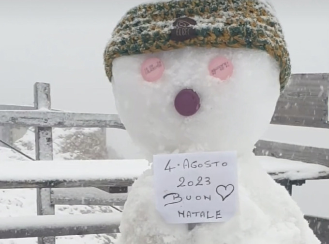 In Marmolada è già Natale, il video della bufera di neve (ad agosto) è da brividi
