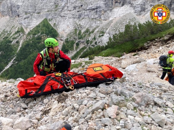 Parte dal Vandelli e sparisce: 38enne londinese trovata su un prato dopo un salto di 40 metri