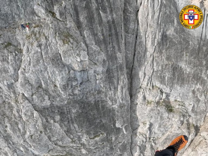 Corde incastrate tra le rocce, alpinisti bloccati in Marmolada
