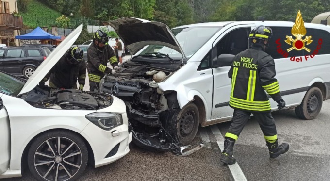 Frontale tra auto e van a Sedico, due feriti