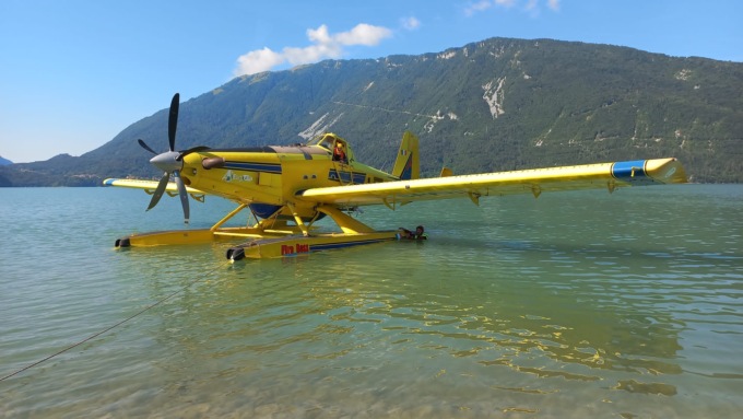 Lago di Santa Croce, ammaraggio d’emergenza di un aereo antincendio Fire Boss