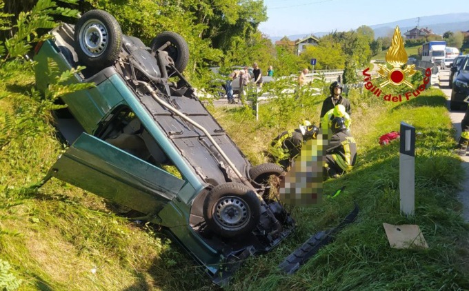 Esce di strada a Borgo Valbelluna e muore tra le lamiere dell’auto caduta nel fossato