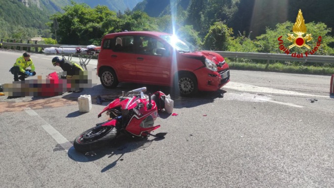 Scontro tra auto e moto sull’Agordina, due feriti e traffico in tilt