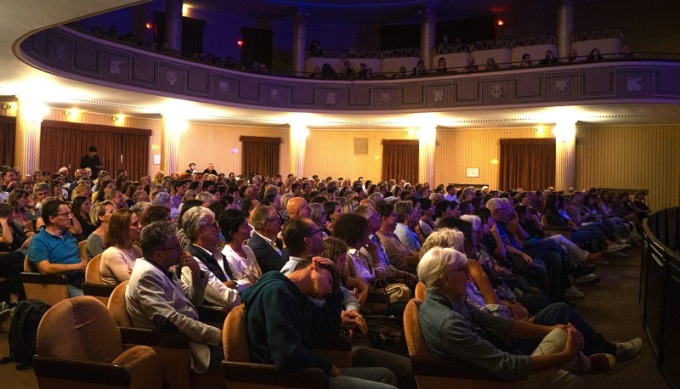 Gracis al Comunale e la provocazione a Draghi: “Fumiamoci una cannetta insieme”