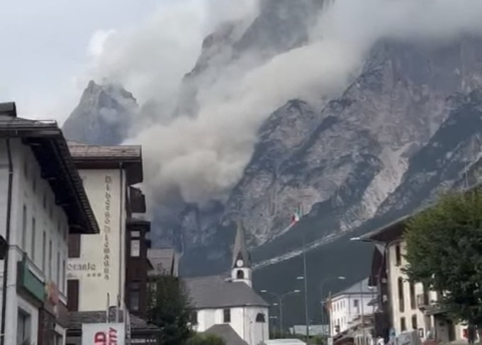 Frana il monte sopra San Vito di Cadore, il video