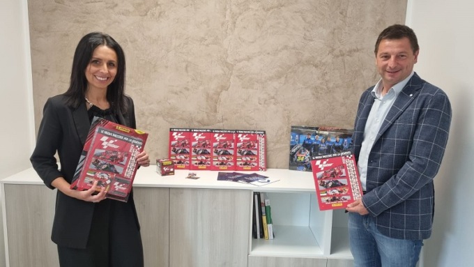 Cag lancia la sfida: “Chi finisce l’album Panini per primo, vince il pass per una gara del Motomondiale”