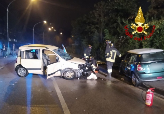 Violento incidente tra due auto, tre feriti restano intrappolati tra le lamiere