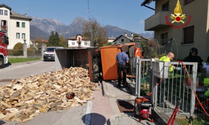 Camion carico di legna si ribalta a Feltre, autista estratto dai pompieri