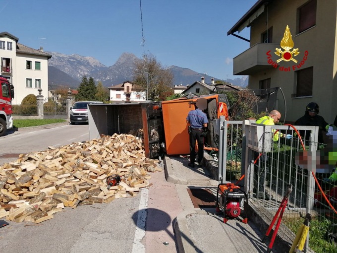 Camion carico di legna si ribalta a Feltre, autista estratto dai pompieri