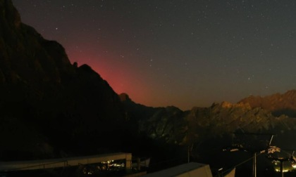 Aurora boreale a Cortina d’Ampezzo, le incredibili foto catturate dalla webcam