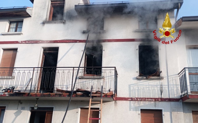 Casa prende fuoco a Sedico, trovati due cani all’interno