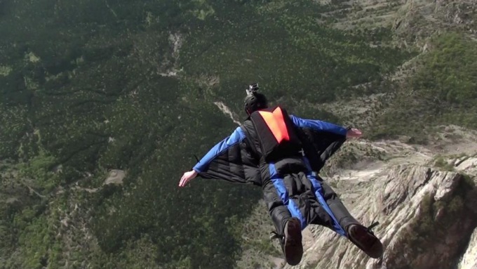 Taibon, base jumper in volo colpisce uno sperone roccioso e muore