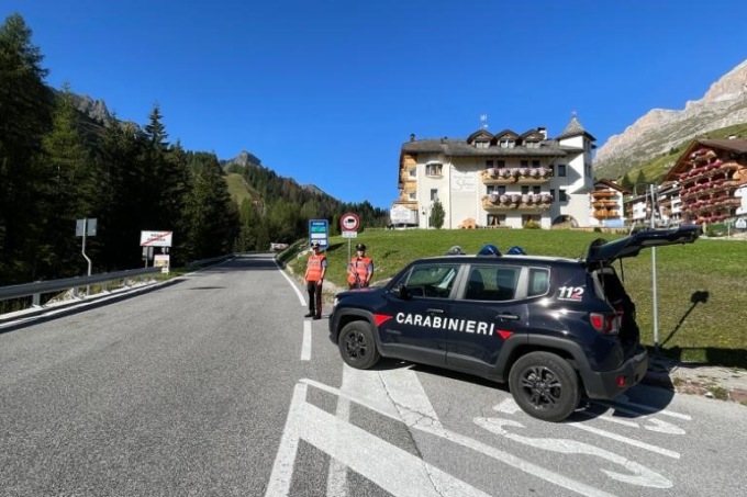 Passi dolomitici come autodromi, 6 patenti ritirate e oltre 15mila euro di multe
