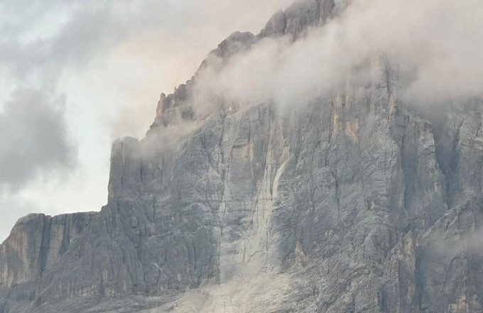 Stop a escursioni e ferrate dopo il crollo del pinnacolo sulla Croda Marcora