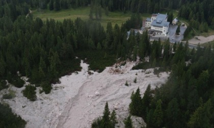 Frana sul Passo Tre Croci: la strada riaprirà domani, attesa per i lavori