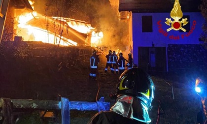 Auronzo, incendio divora tre abitazioni nella notte