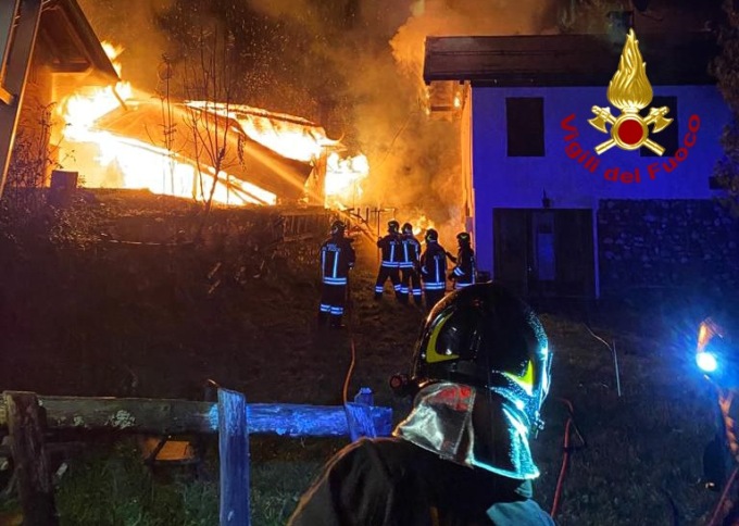 Auronzo, incendio divora tre abitazioni nella notte