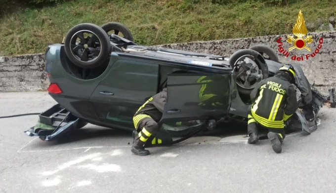 Auto si ribalta a Canale d’Agordo, quattro feriti