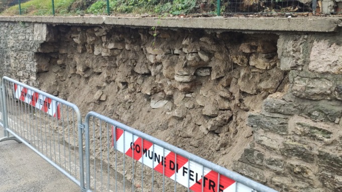 Crollo muretto Feltre: “Troppi camion, scriveremo alla Regione”