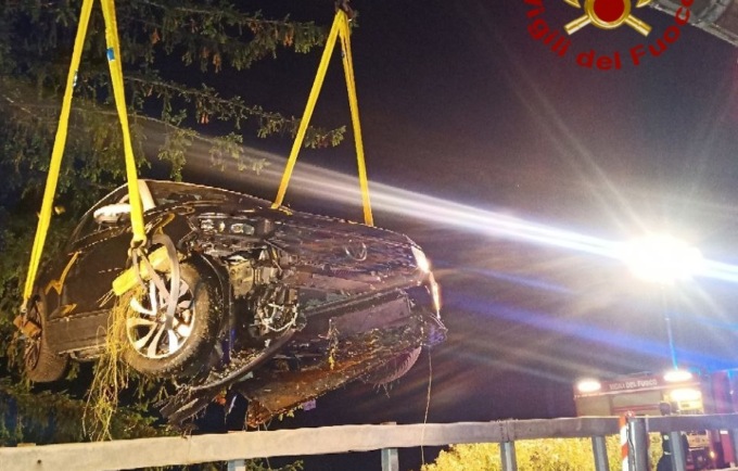 Cortina, sfonda il guard-rail e finisce nel fossato