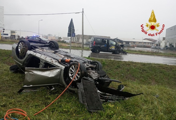 Frontale a Santa Giustina, automobilista rimane incastrato tra le lamiere dell’auto capovolta