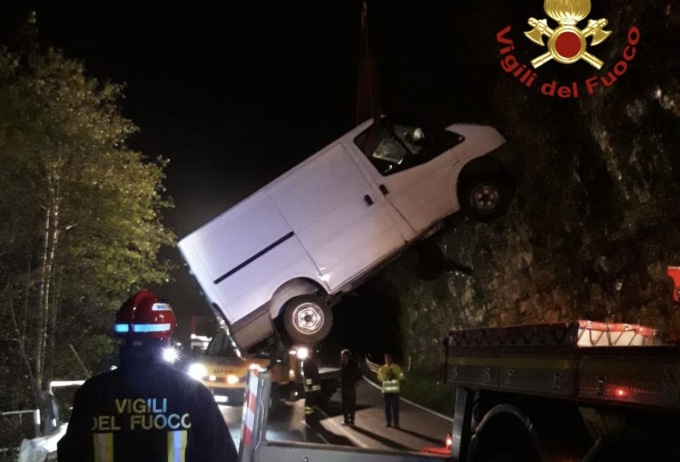 Esce di strada a Lentiai e finisce in bilico sulla scarpata