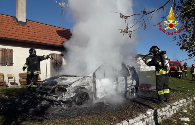 Alano di Piave, auto divorata dalle fiamme a Malga Doch