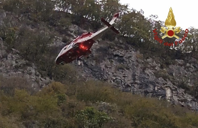 Insegue un animale selvatico e cade nel burrone, il video del salvataggio
