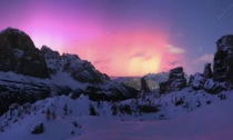 Dolomiti illuminate dall'aurora boreale, è la seconda volta in due mesi