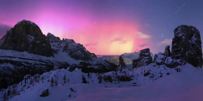 Dolomiti illuminate dall’aurora boreale, è la seconda volta in due mesi