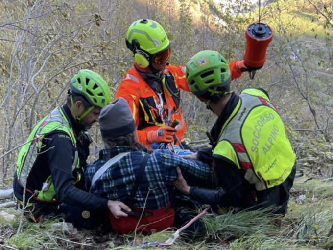Nel bosco per monitorare i lupi, 22enne bolognese cade e si lussa una spalla