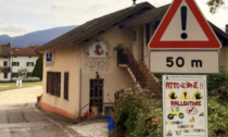 “Attenzione, rallentare: qui giocano bambini all’aperto”, il cartello a Ponte nelle Alpi diventa virale