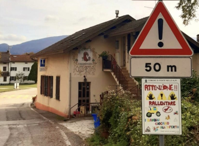 “Attenzione, rallentare: qui giocano bambini all’aperto”, il cartello a Ponte nelle Alpi diventa virale