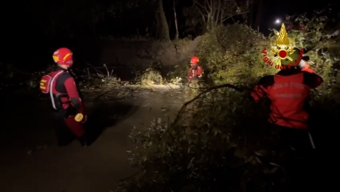 Alpago, vigile del fuoco cade nel canale e sparisce tra le onde