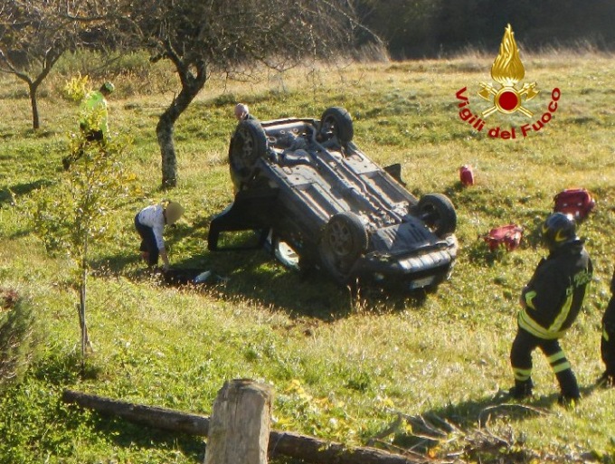 Borgo Valbelluna, cervo salta fuori all’improvviso, l’auto sterza e finisce nel dirupo