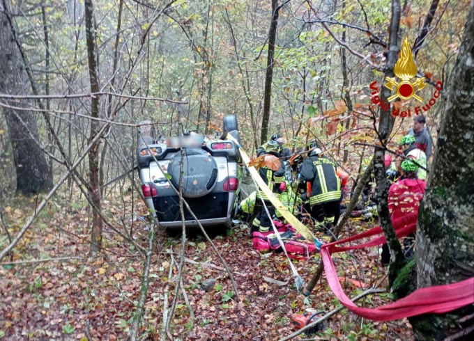 Boscaiolo esce di strada con la jeep e rimane incastrato nell’abitacolo