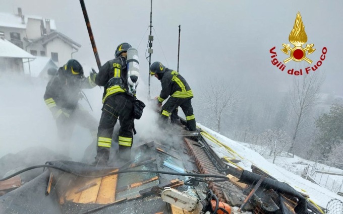 Fuori la neve, dentro il fuoco: incendio abitazione a Sovramonte