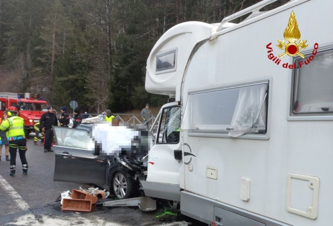 Frontale tra auto e camper sull’Alemagna, morta l’albergatrice Imelda Pordon